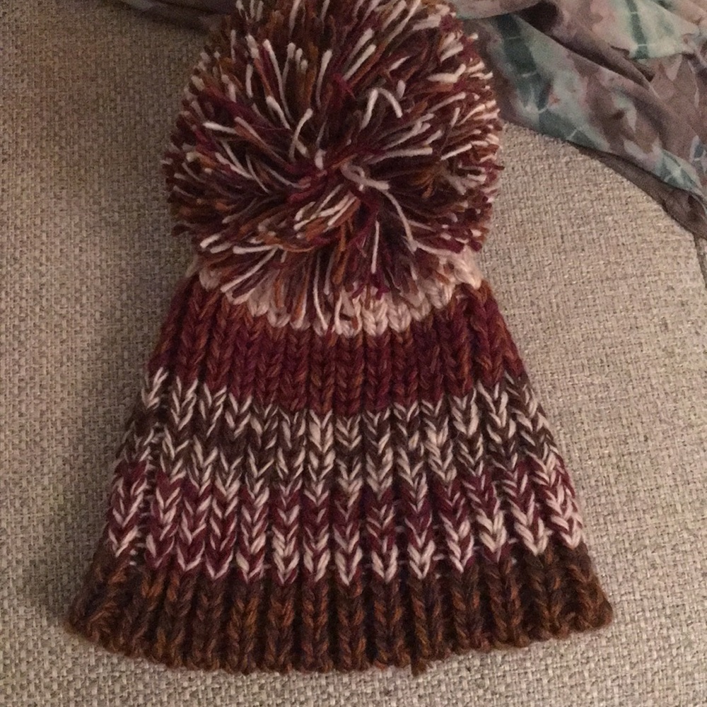 BCBGMAXAZRIA   Pom Pom hat